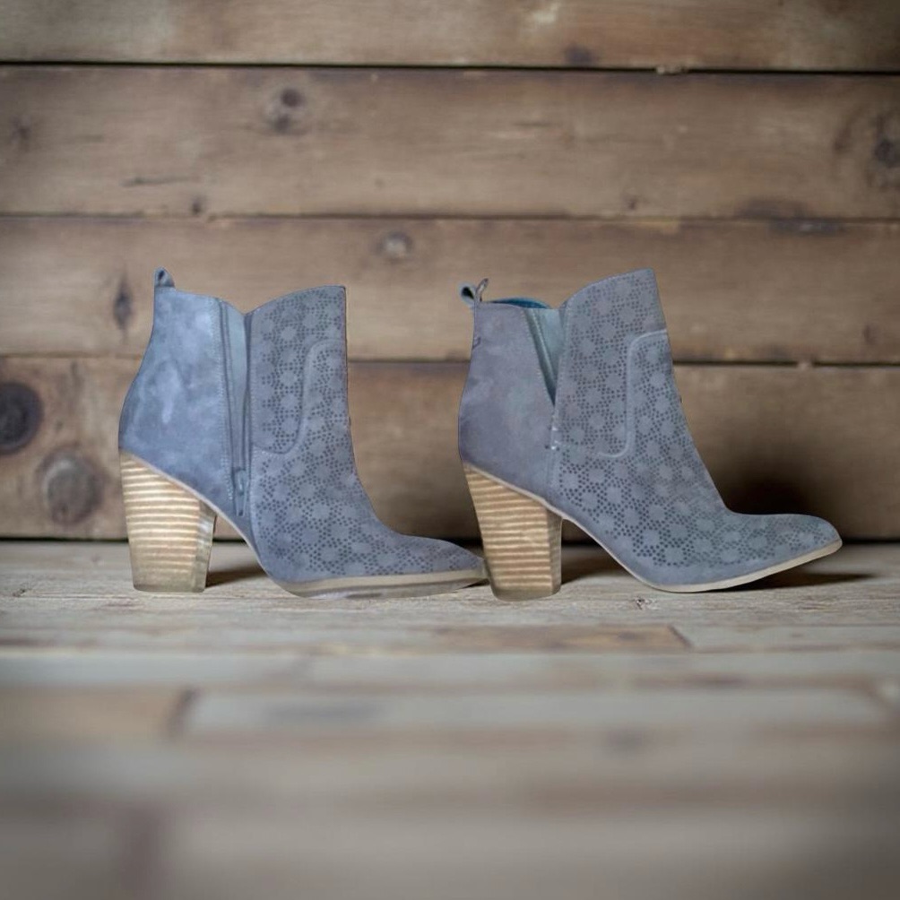 Carlos Santana “Holly” Booties Gray Size 8